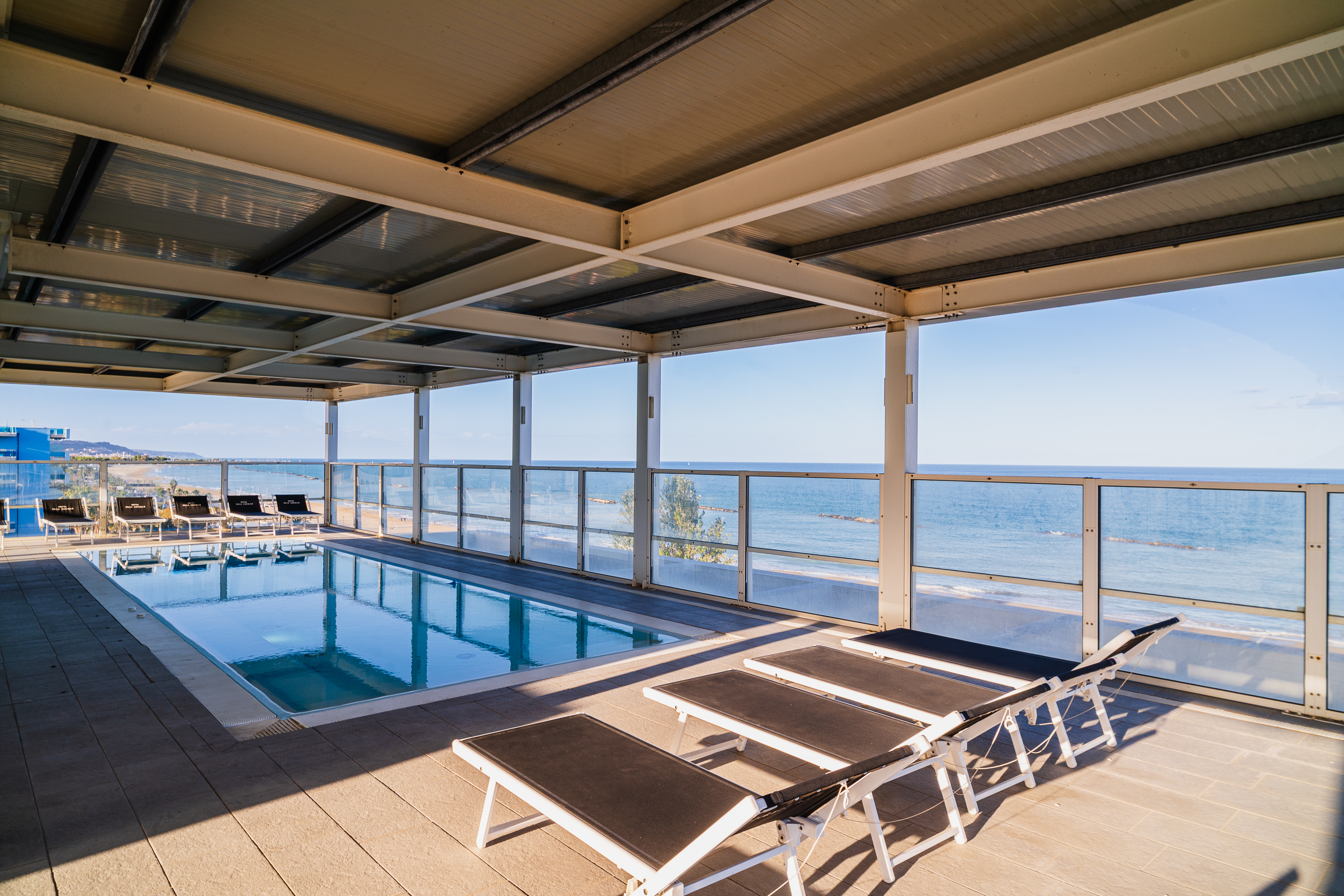 Pool bar